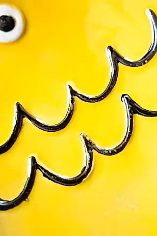 Close-up image of the Yellow Fish Display Dish